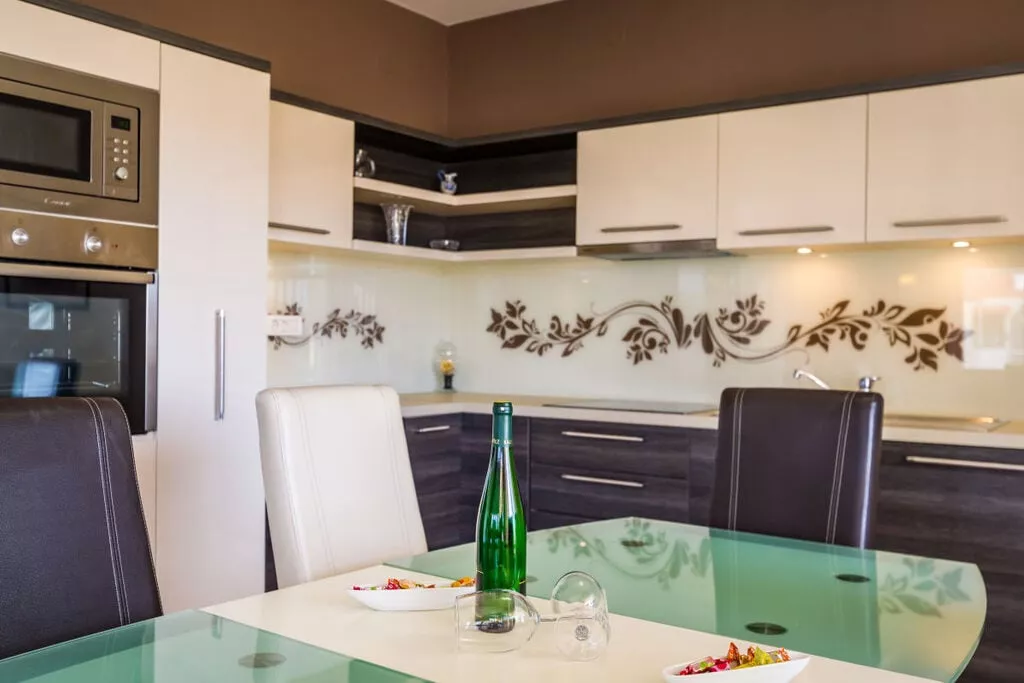 46957-Kitchen