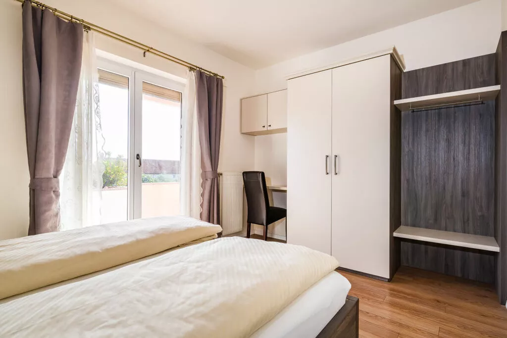 46957-Bedroom