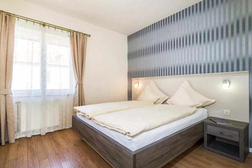 46957-Bedroom