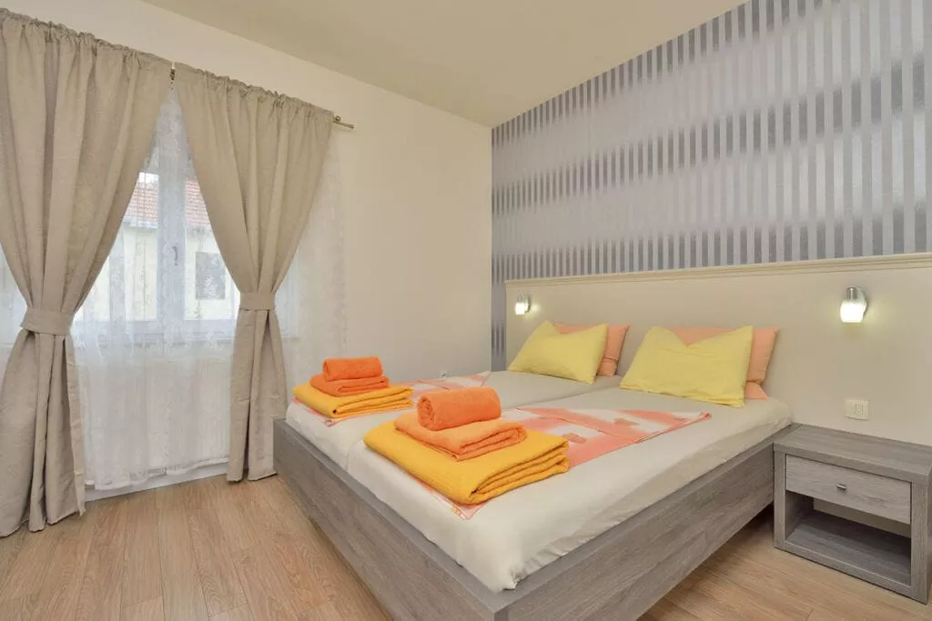 46957-Bedroom