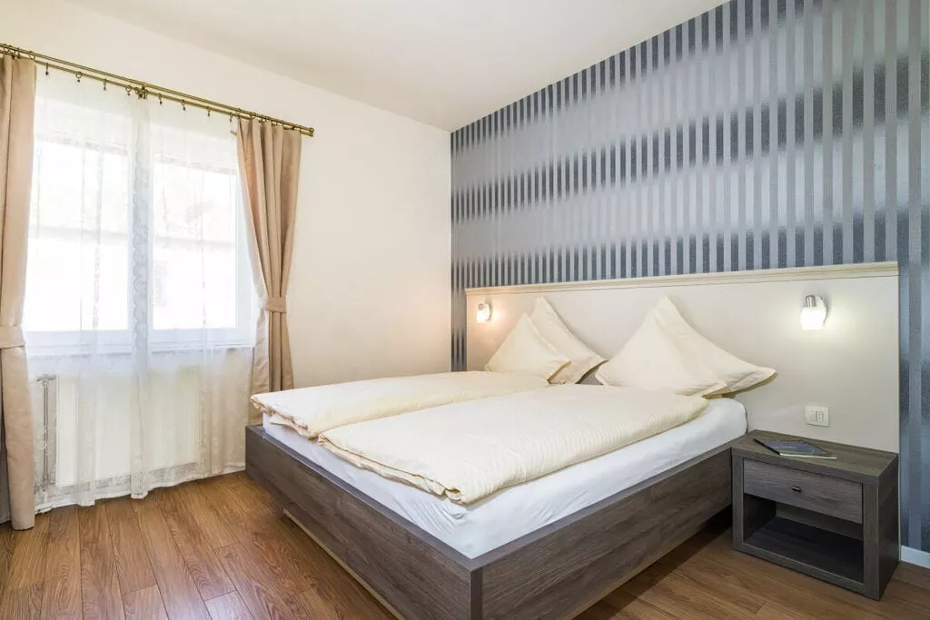 46957-Bedroom
