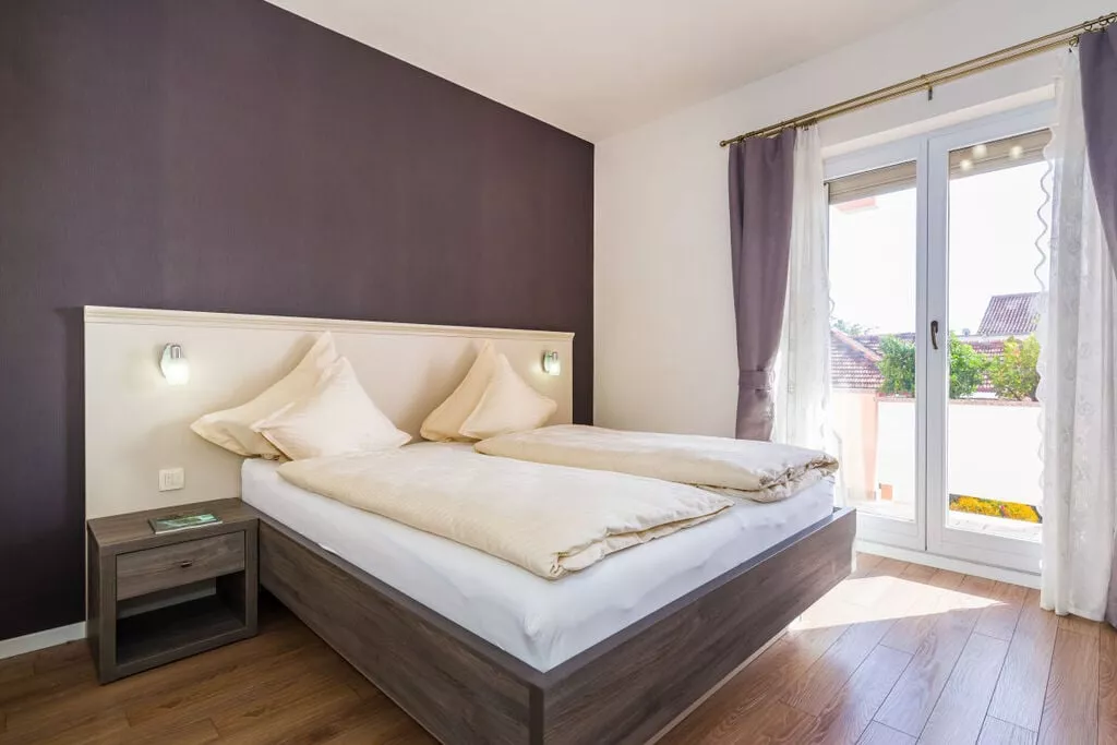46957-Bedroom