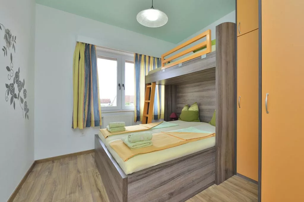 46957-Bedroom