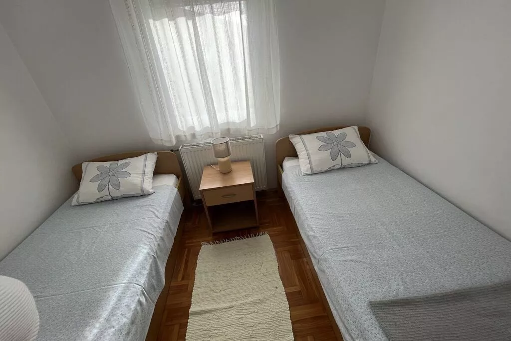 66652-Bedroom