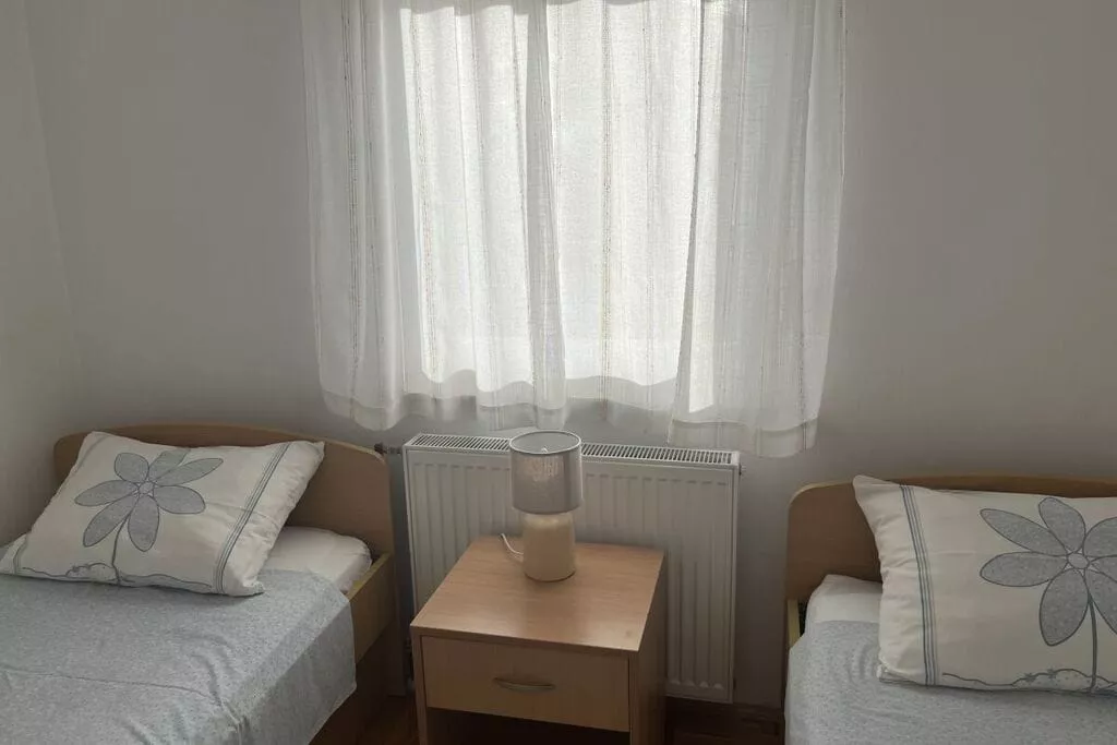 66652-Bedroom
