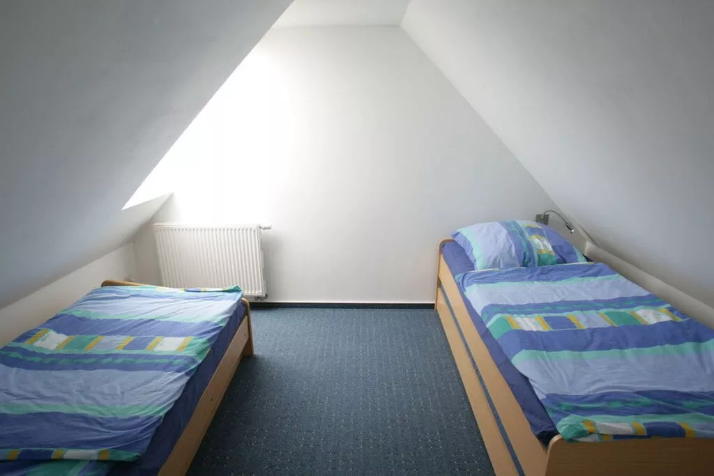 142600-Bedroom