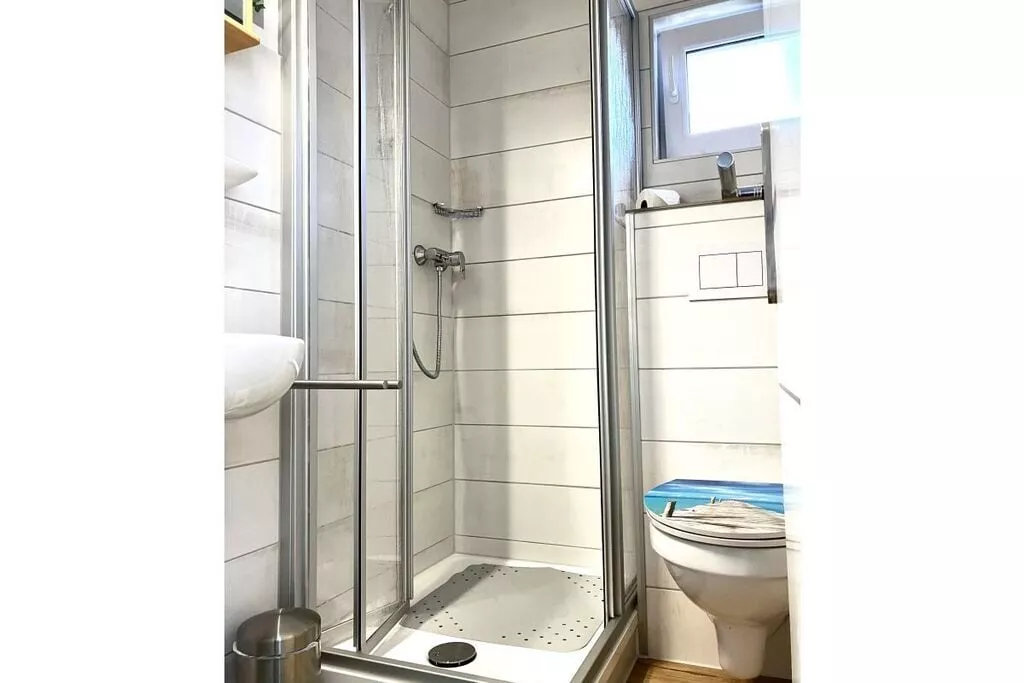 22095-Bathroom