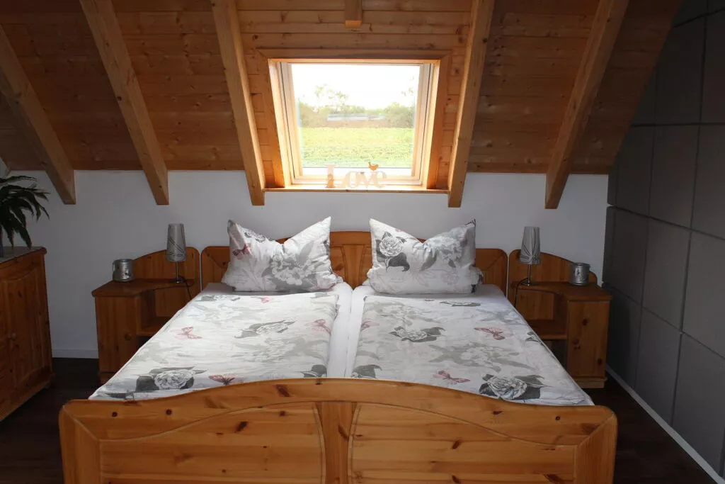 138704-Bedroom