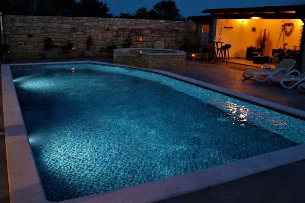 208137-Pool