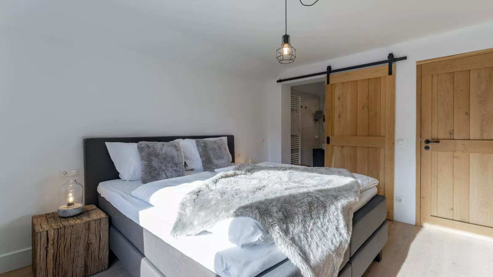 Mozart Lodge-Bedroom