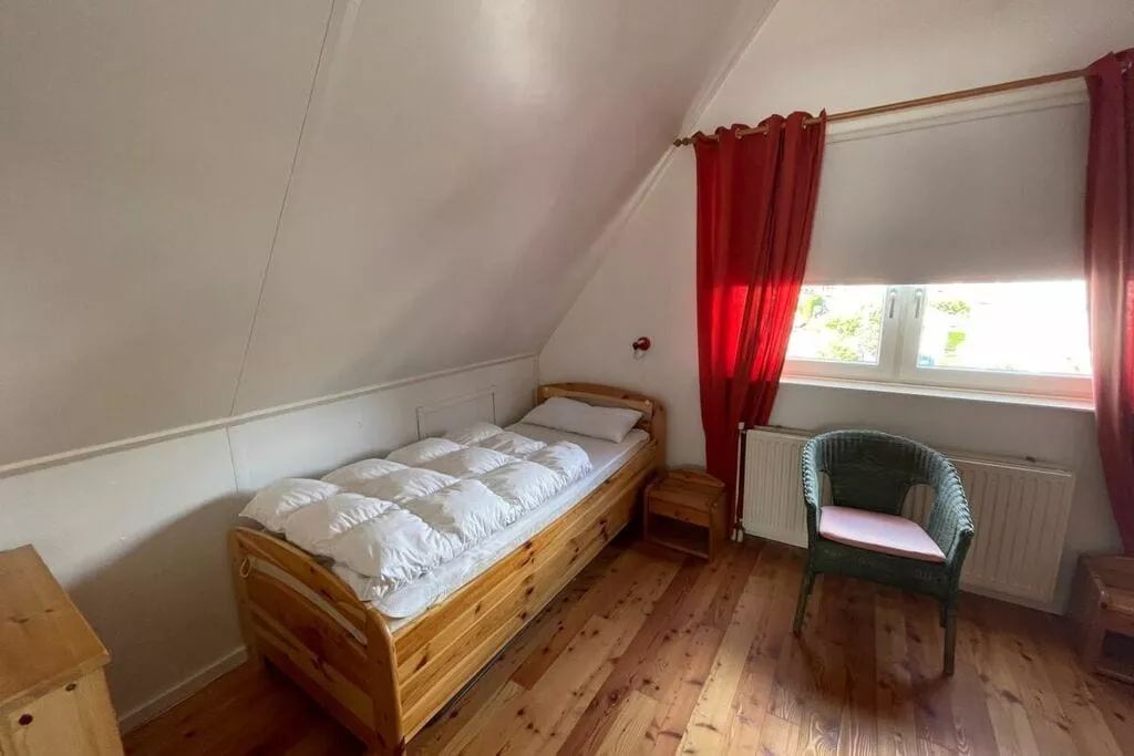 250988-Bedroom