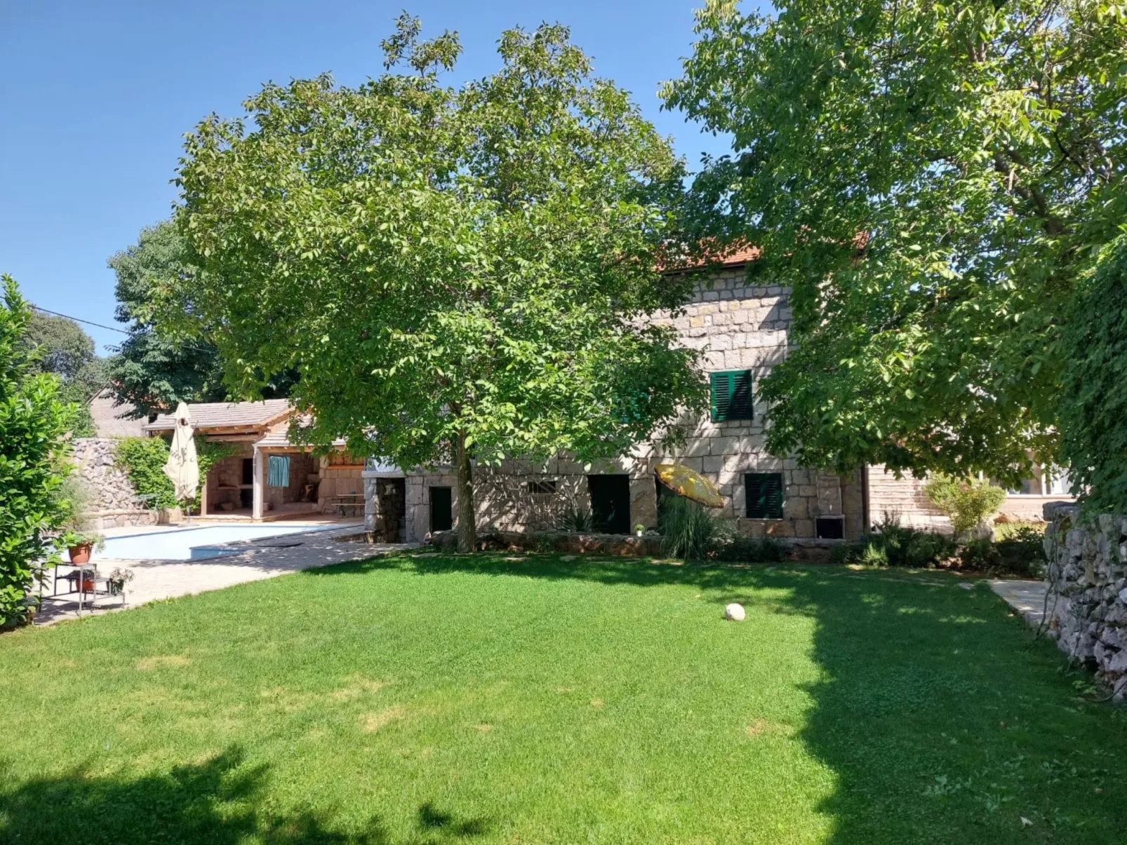 Markanovi Dvori-Outside