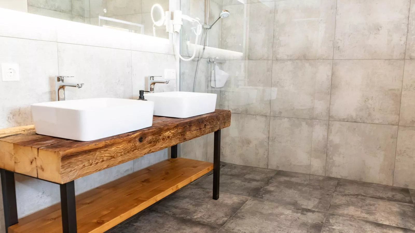 Tirolee Marchegg 2 OG Top 4-Bathroom