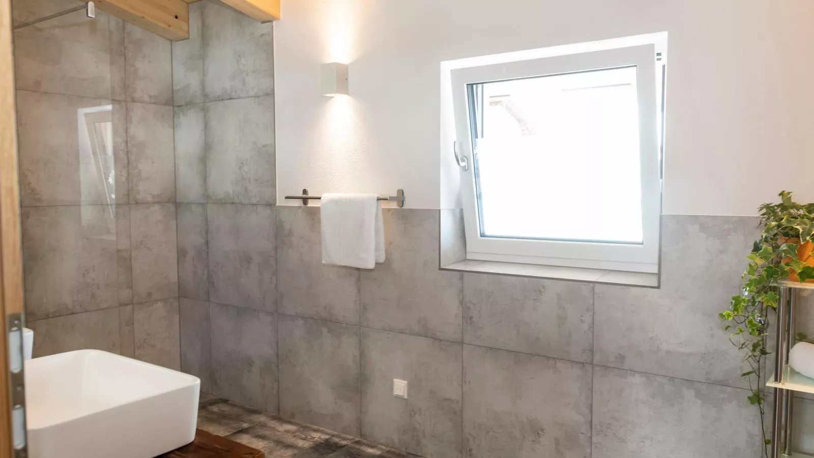 Tirolee Marchegg 2 OG Top 4-Bathroom