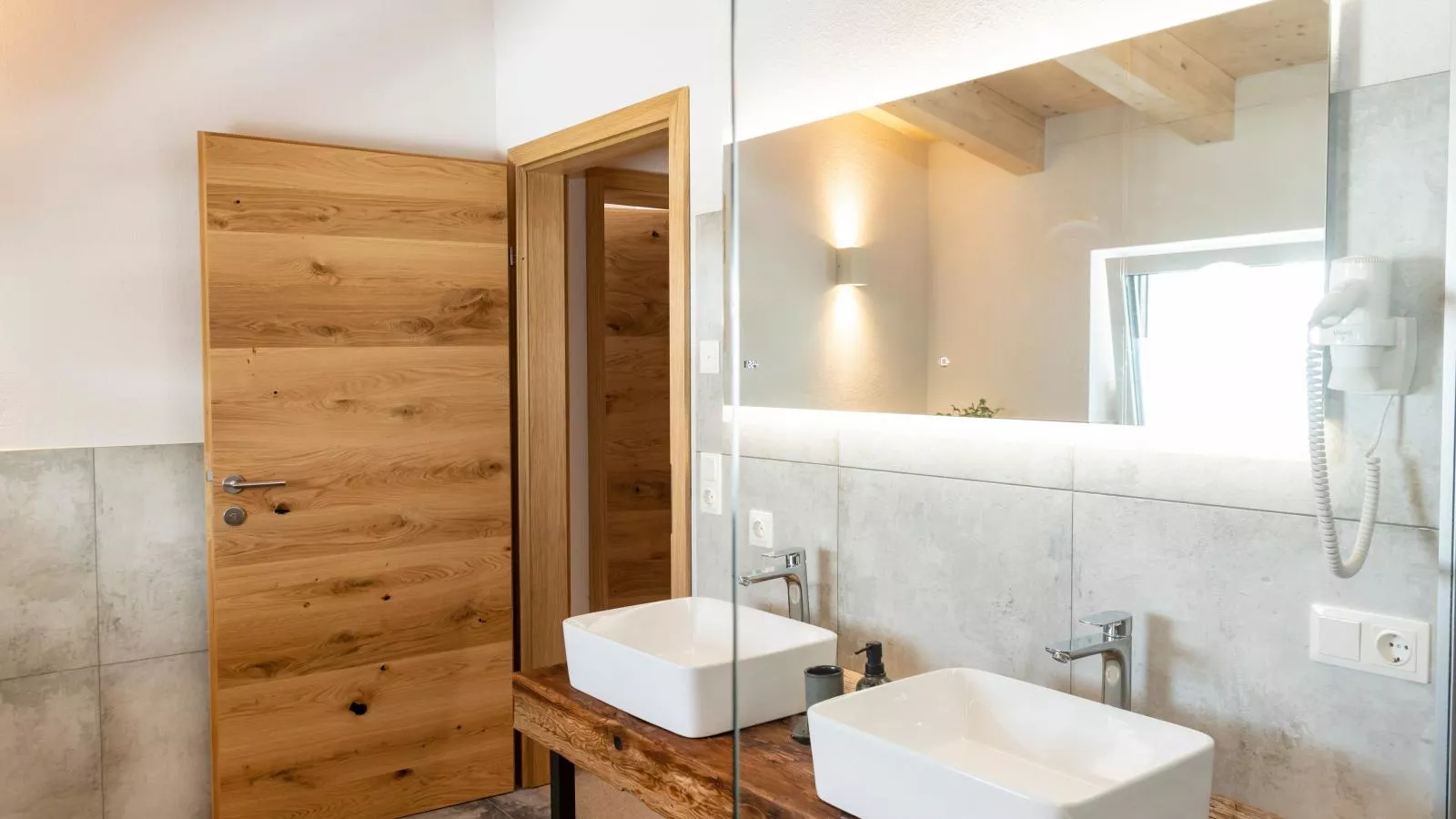 Tirolee Marchegg 2 OG Top 4-Bathroom