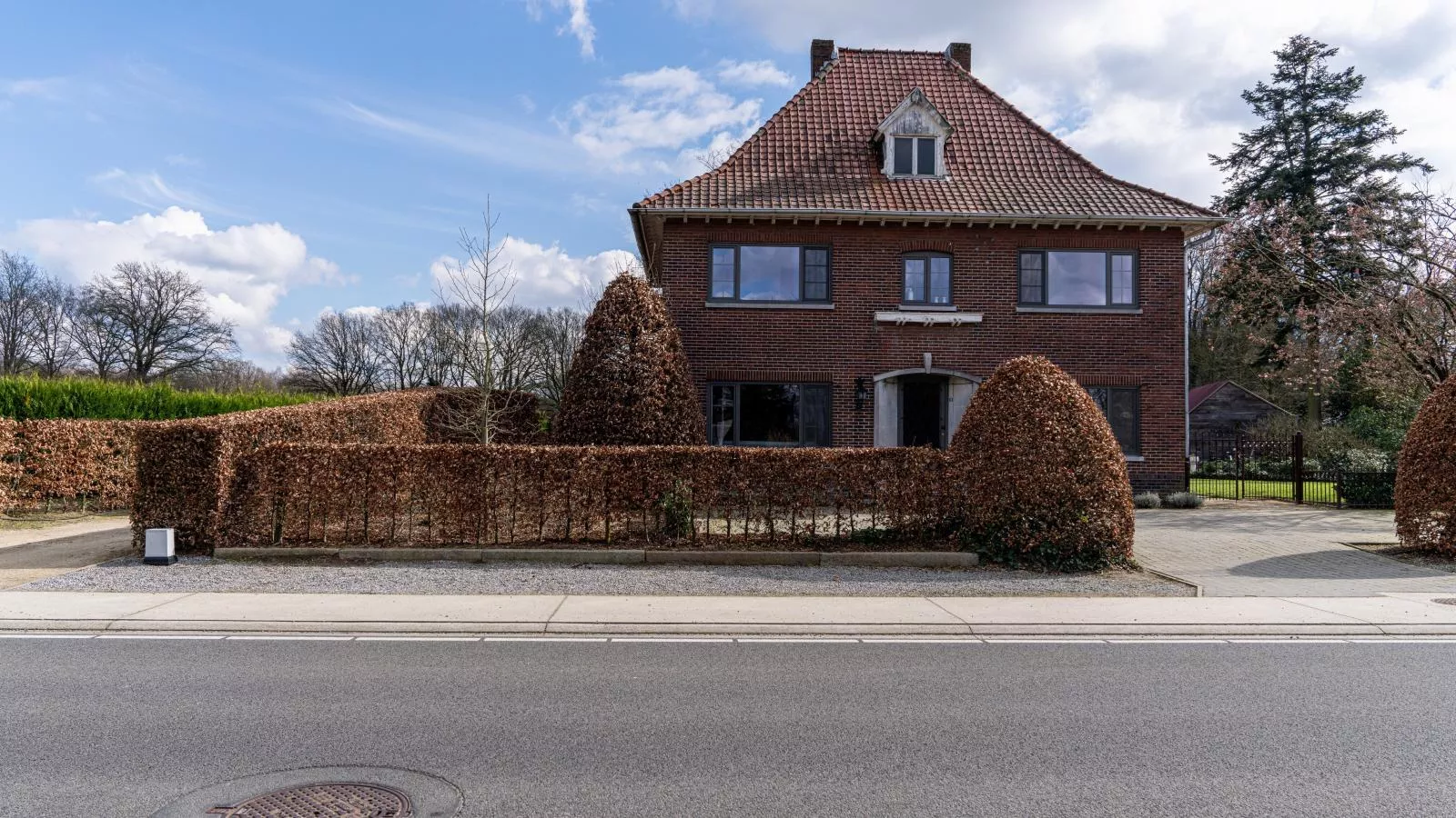 Secretarishuis-Exterior winter