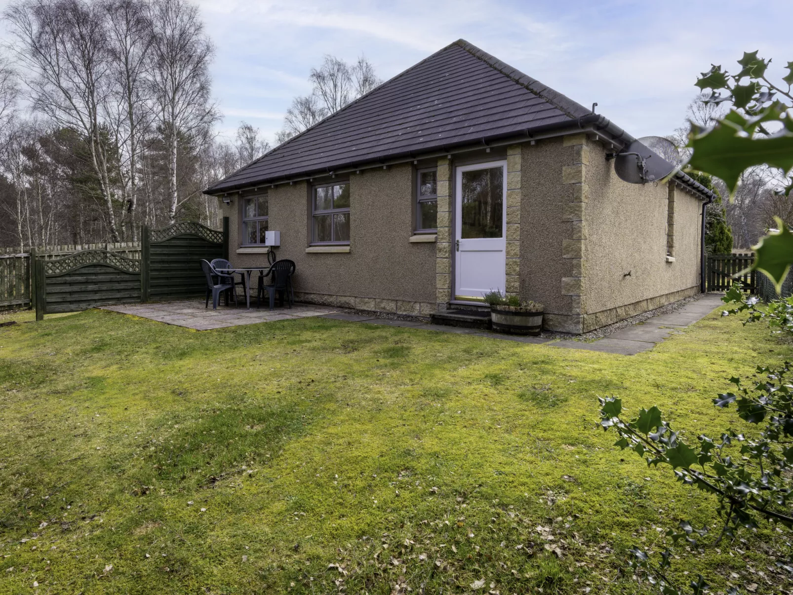 Falcon Lodge-Outside