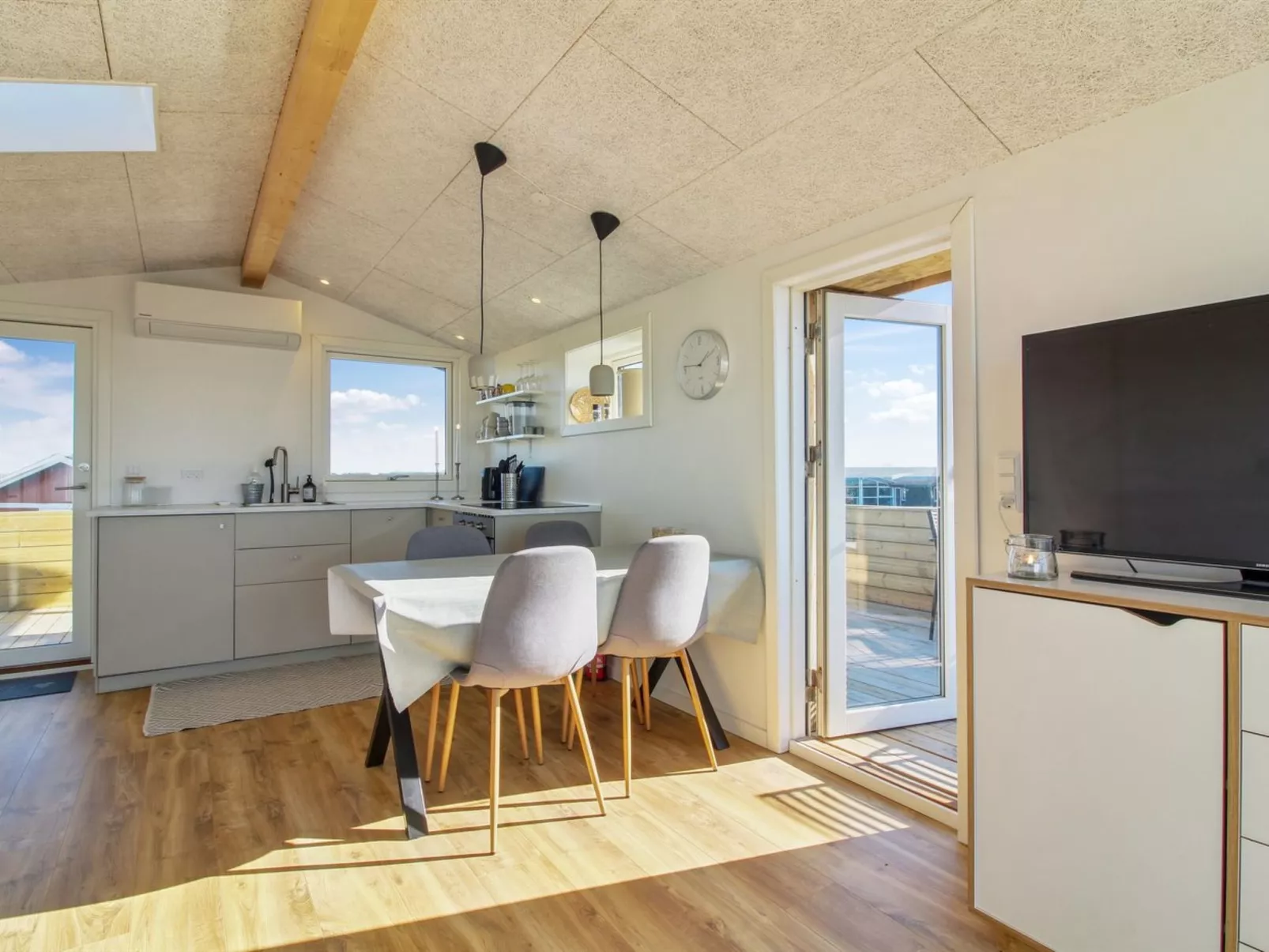 "Fatlinda" - 50m from the sea-Drinnen