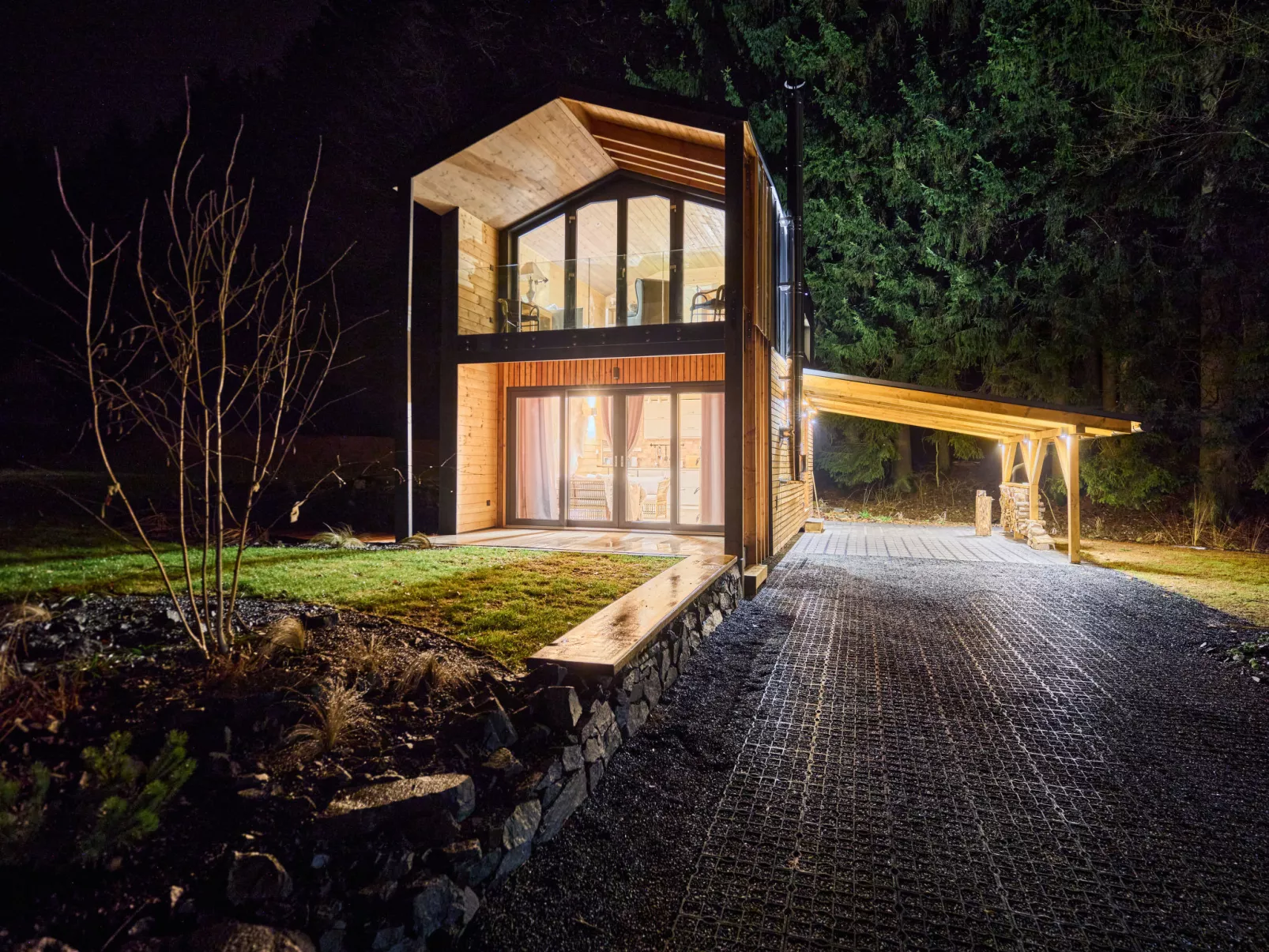 Luxe Timber Lodge & Yoga Loft-Outside