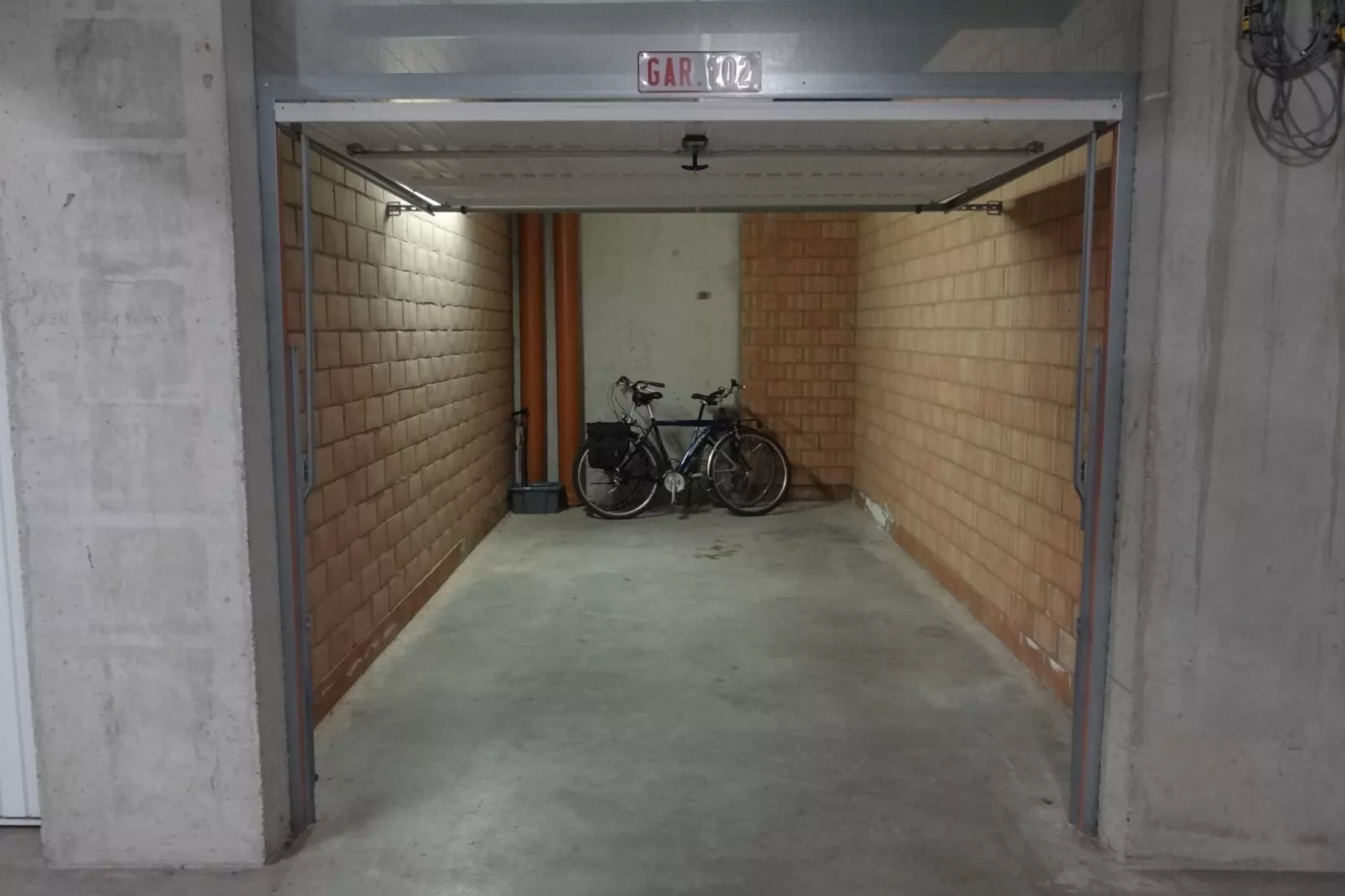 NEOPORTUS III / 75A 0402  garage-Facilities