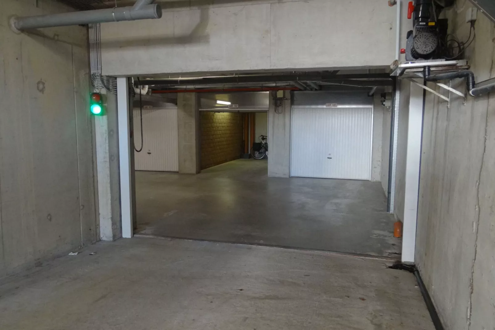 NEOPORTUS III / 75A 0402  garage-Facilities