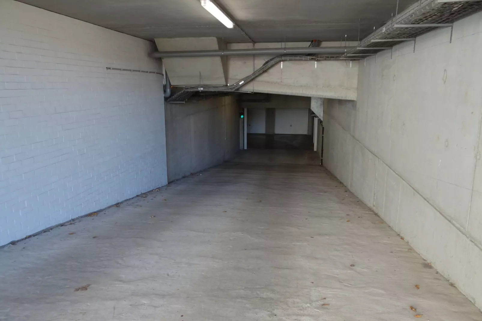 NEOPORTUS III / 75A 0402  garage-Facilities