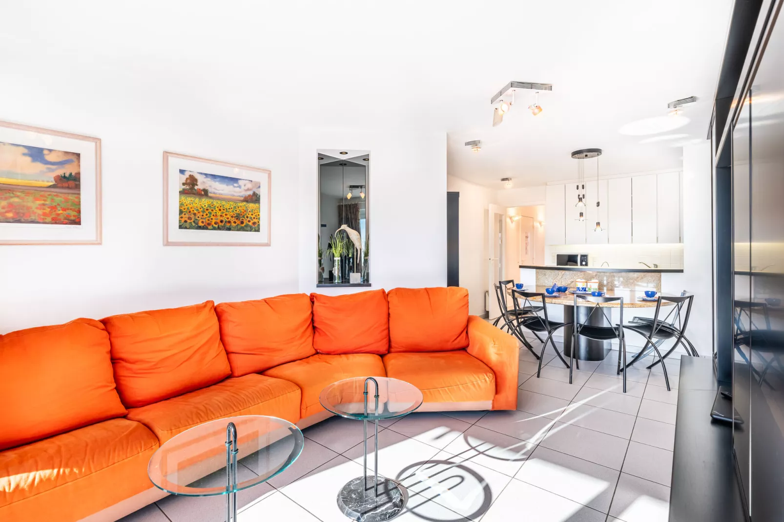 PLAZA X/X13-Living room