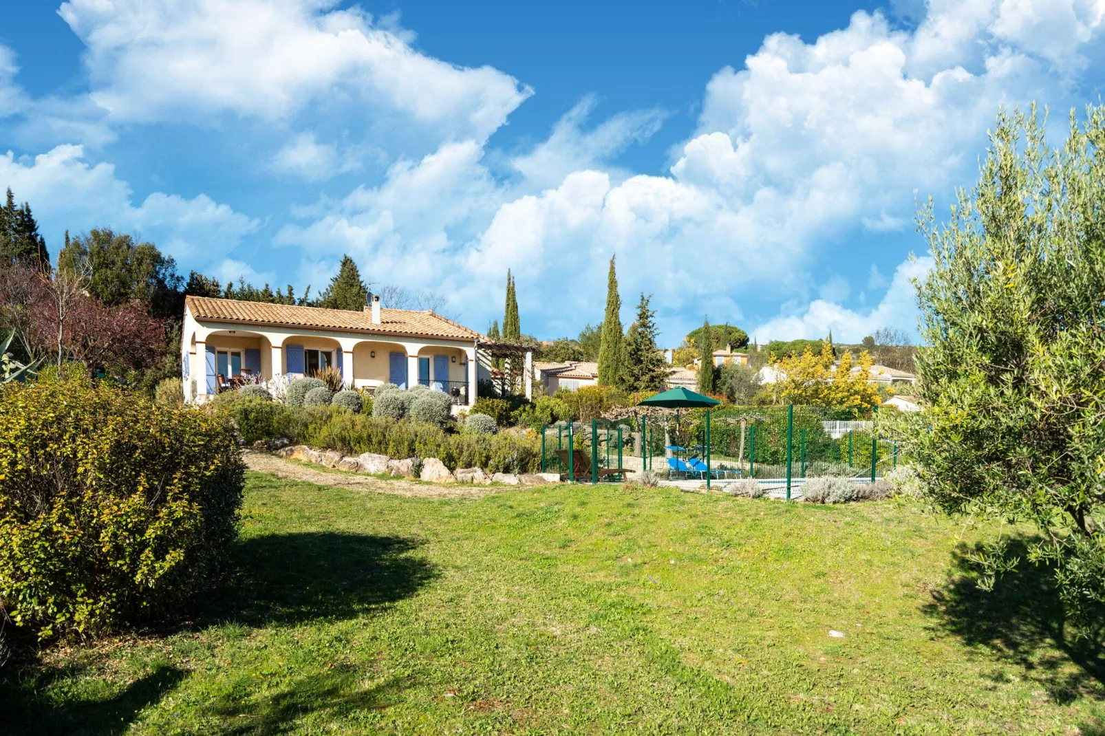 La Chouette de Minerve-Gardens summer
