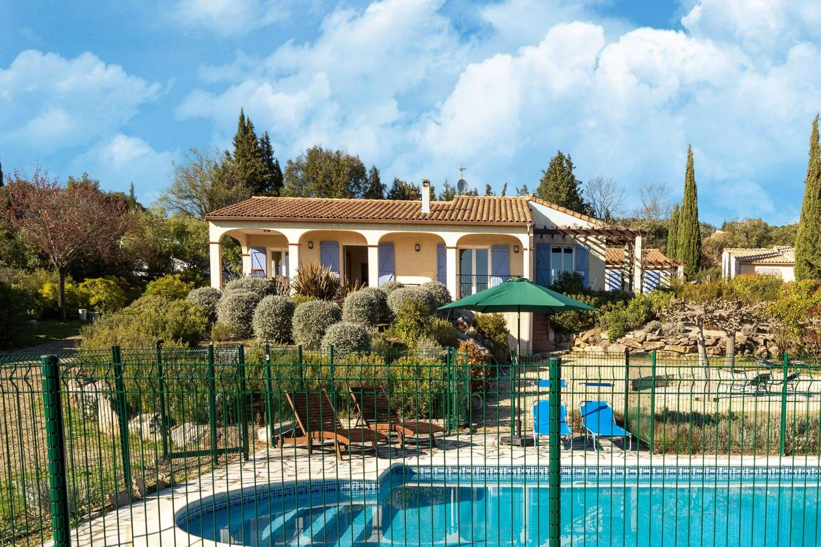 La Chouette de Minerve-Exterior summer