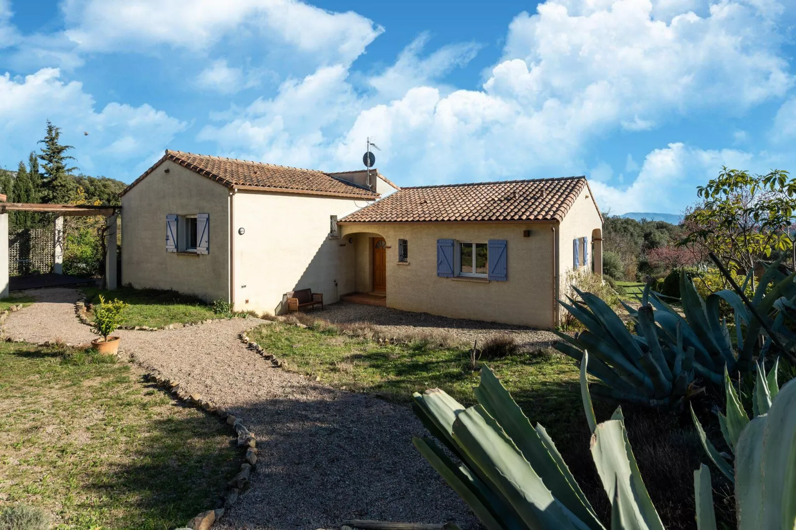 La Chouette de Minerve-Exterior summer