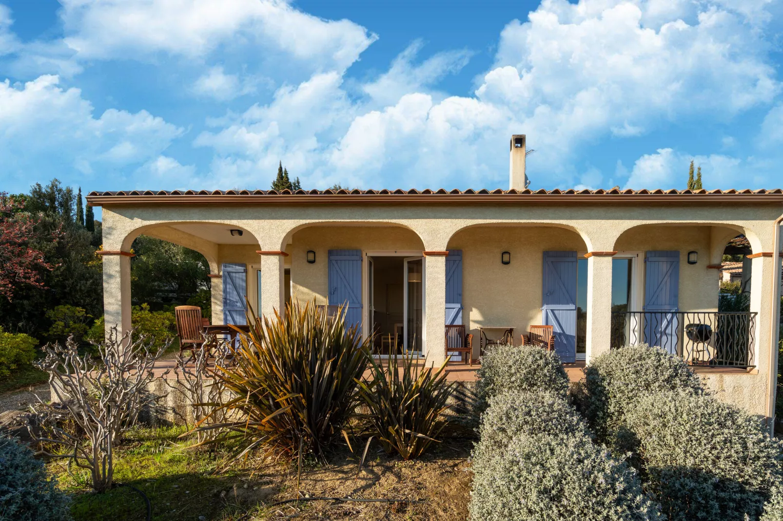 La Chouette de Minerve-Exterior summer