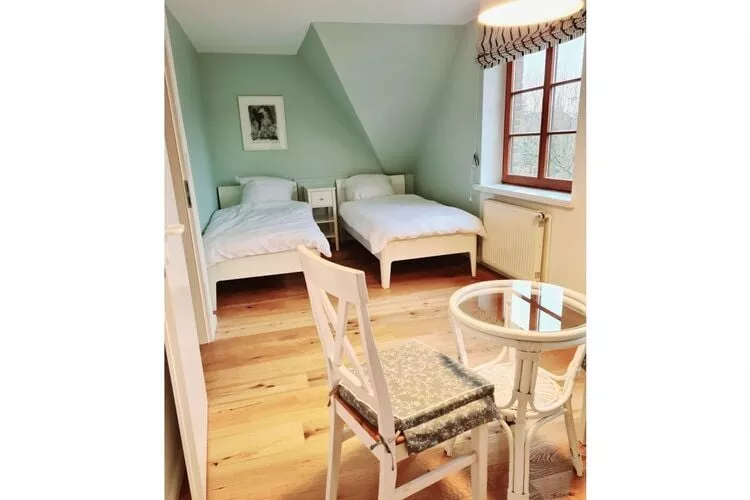 429150-Bedroom