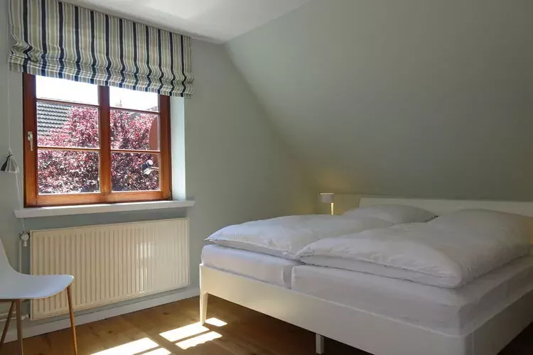 429150-Bedroom