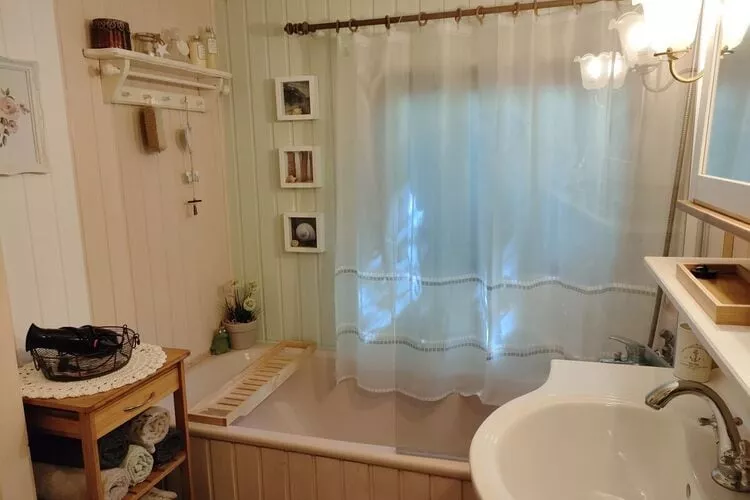 397272-Bathroom