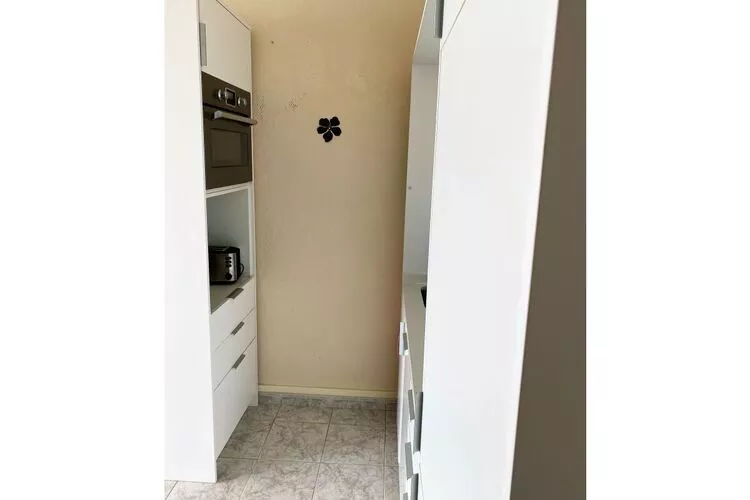 424421-Kitchen