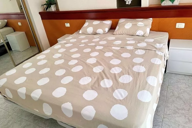 424421-Bedroom