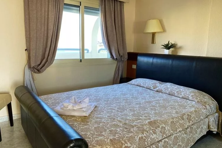 424421-Bedroom
