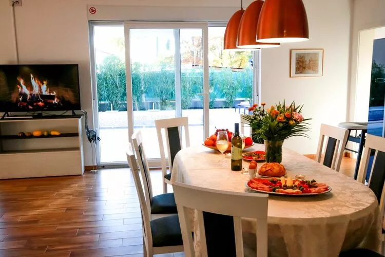 426881-Dining room