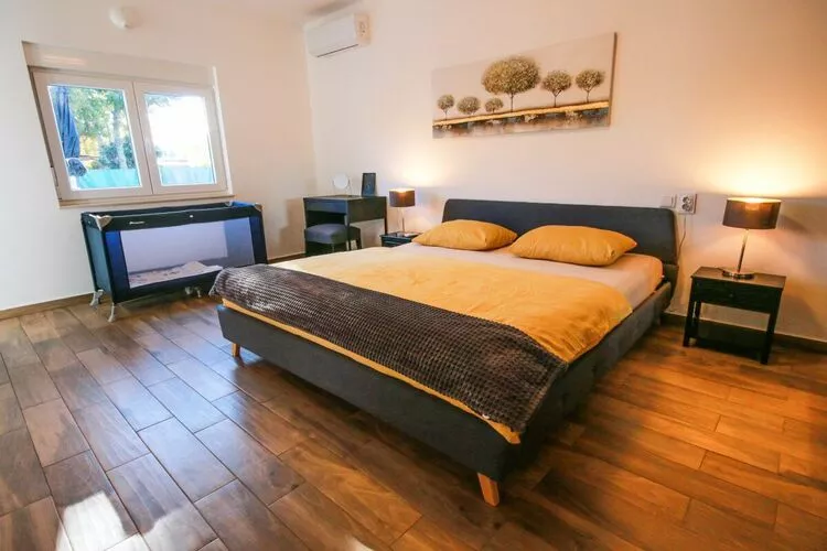 426881-Bedroom