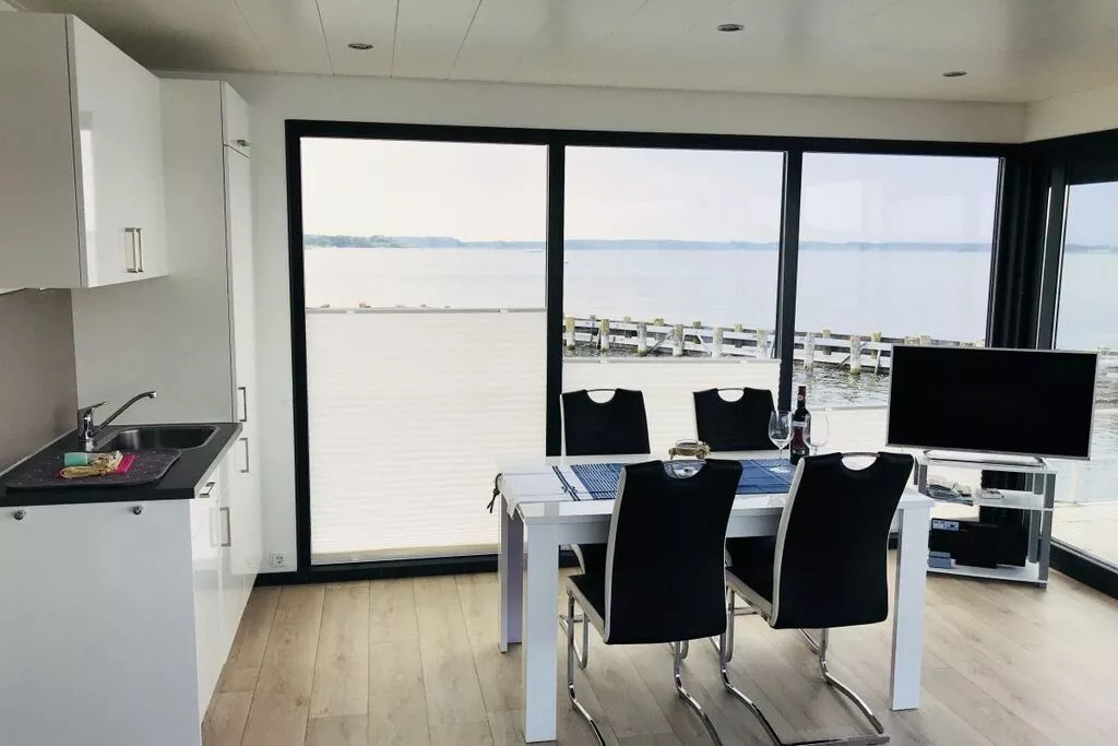 235253-Dining room