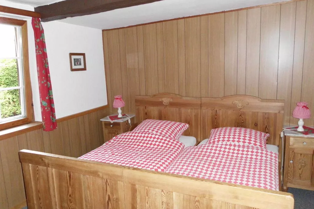 181618-Bedroom