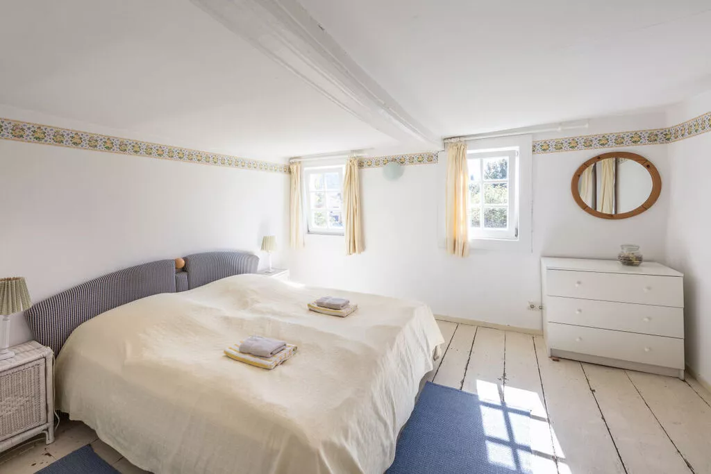 119237-Bedroom