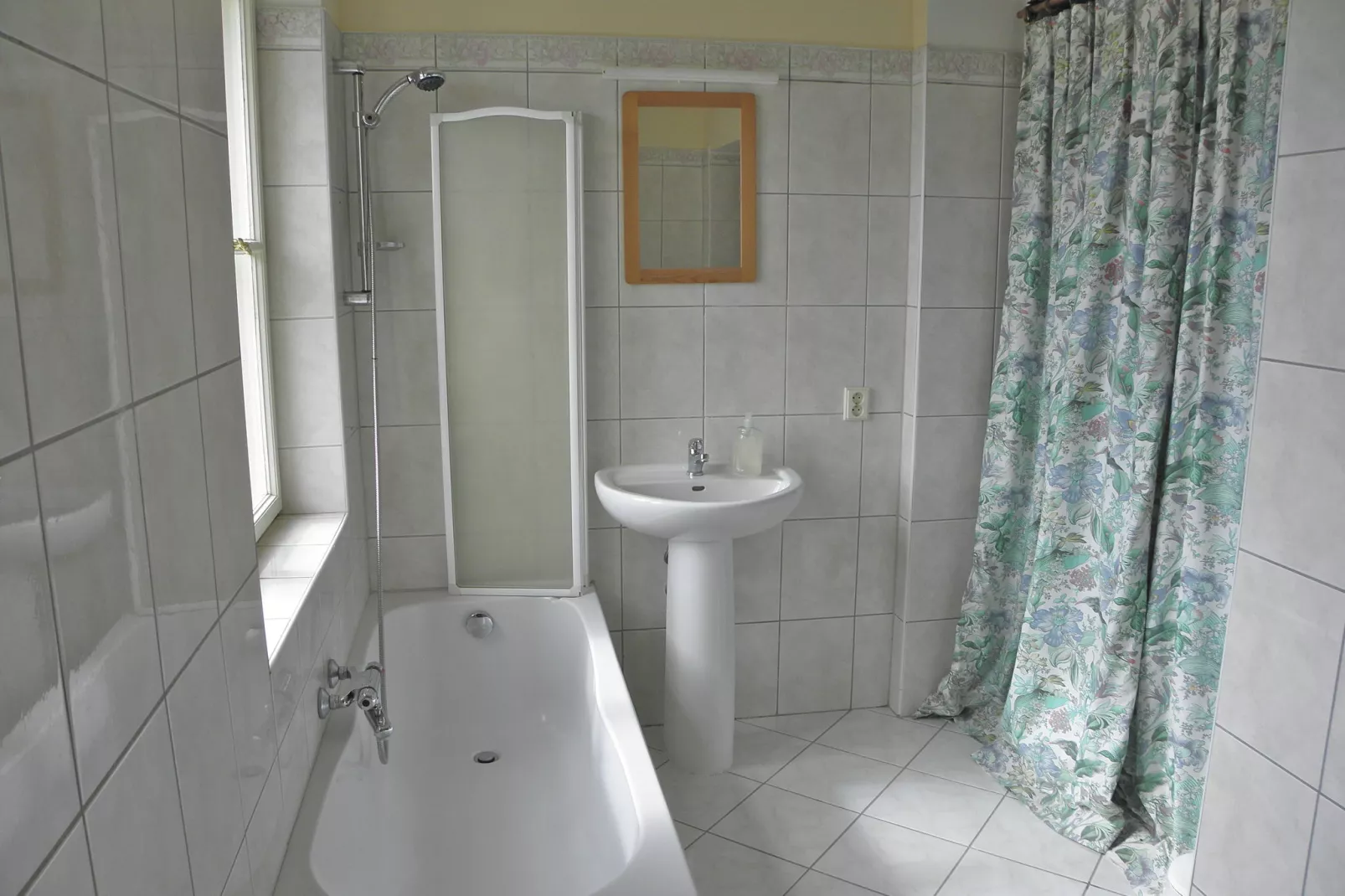 Fara-Bathroom
