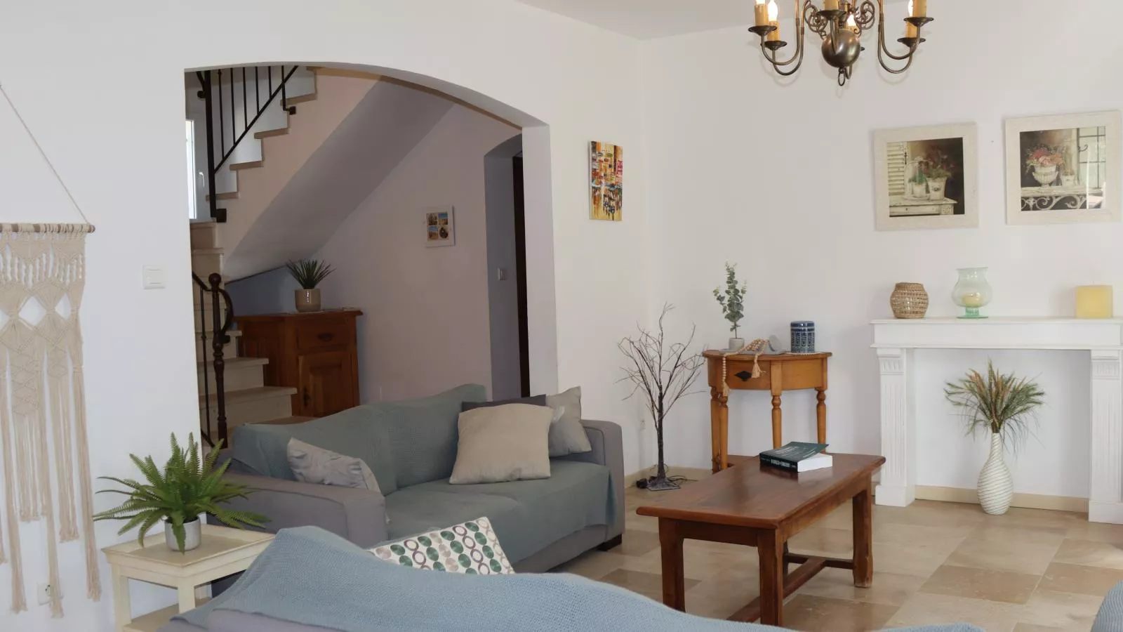 La Cadeline-Living room