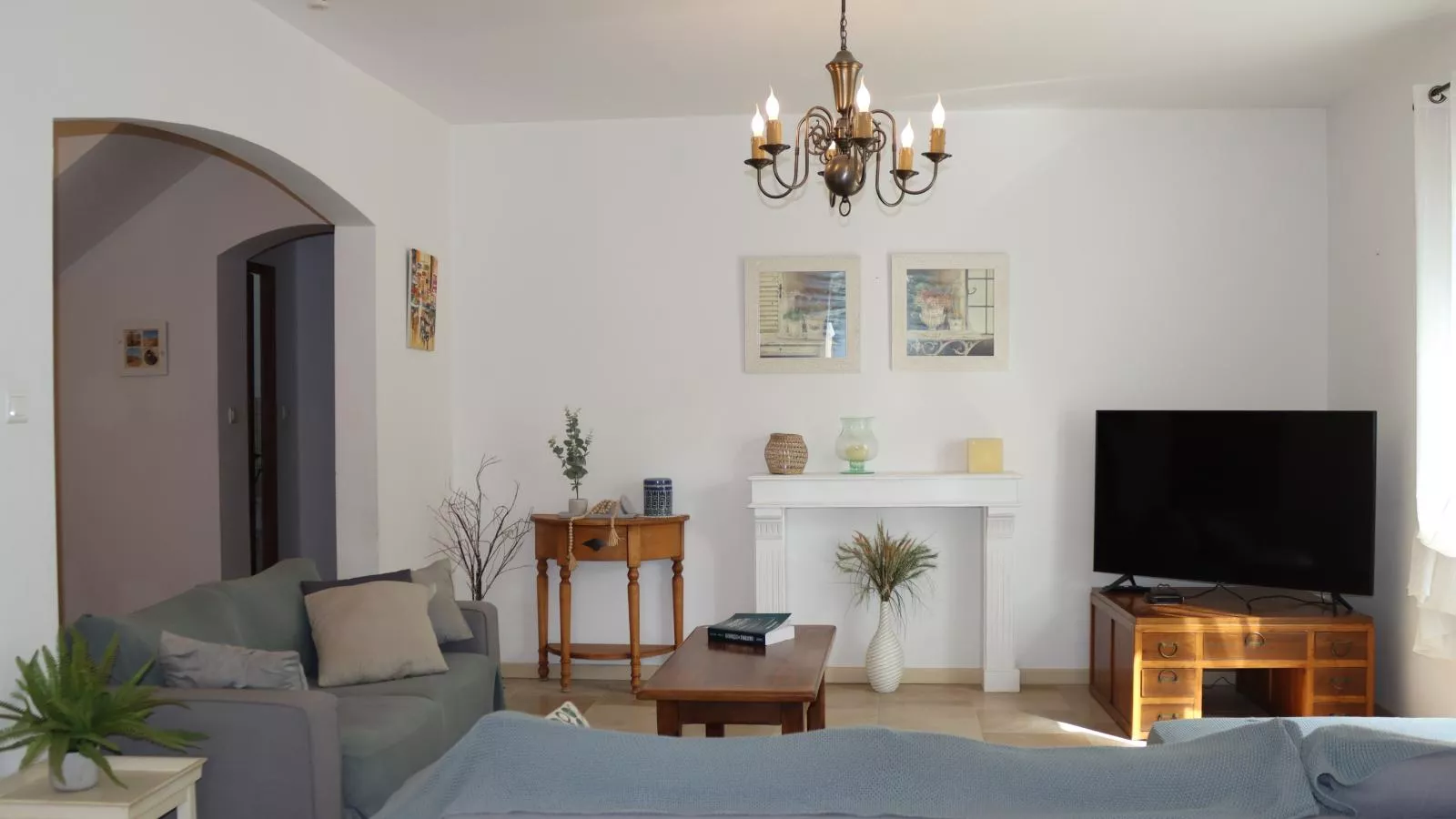 La Cadeline-Living room