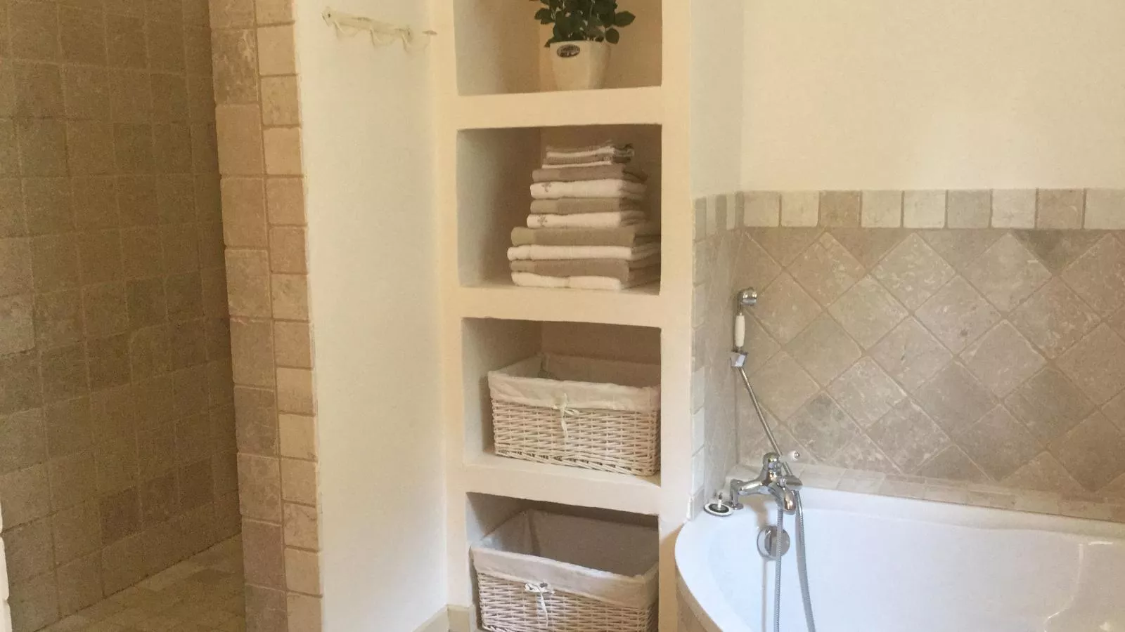 La Cadeline-Bathroom