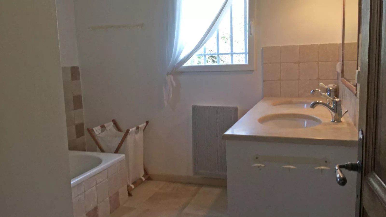 La Cadeline-Bathroom
