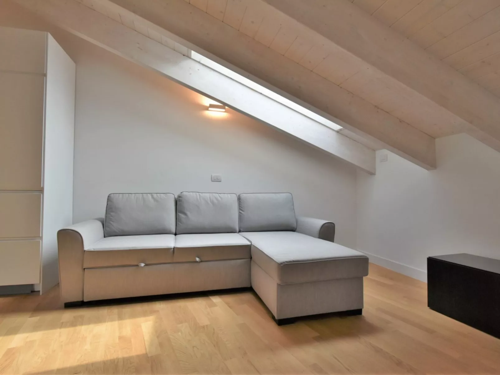 White Attic Terrace-Drinnen
