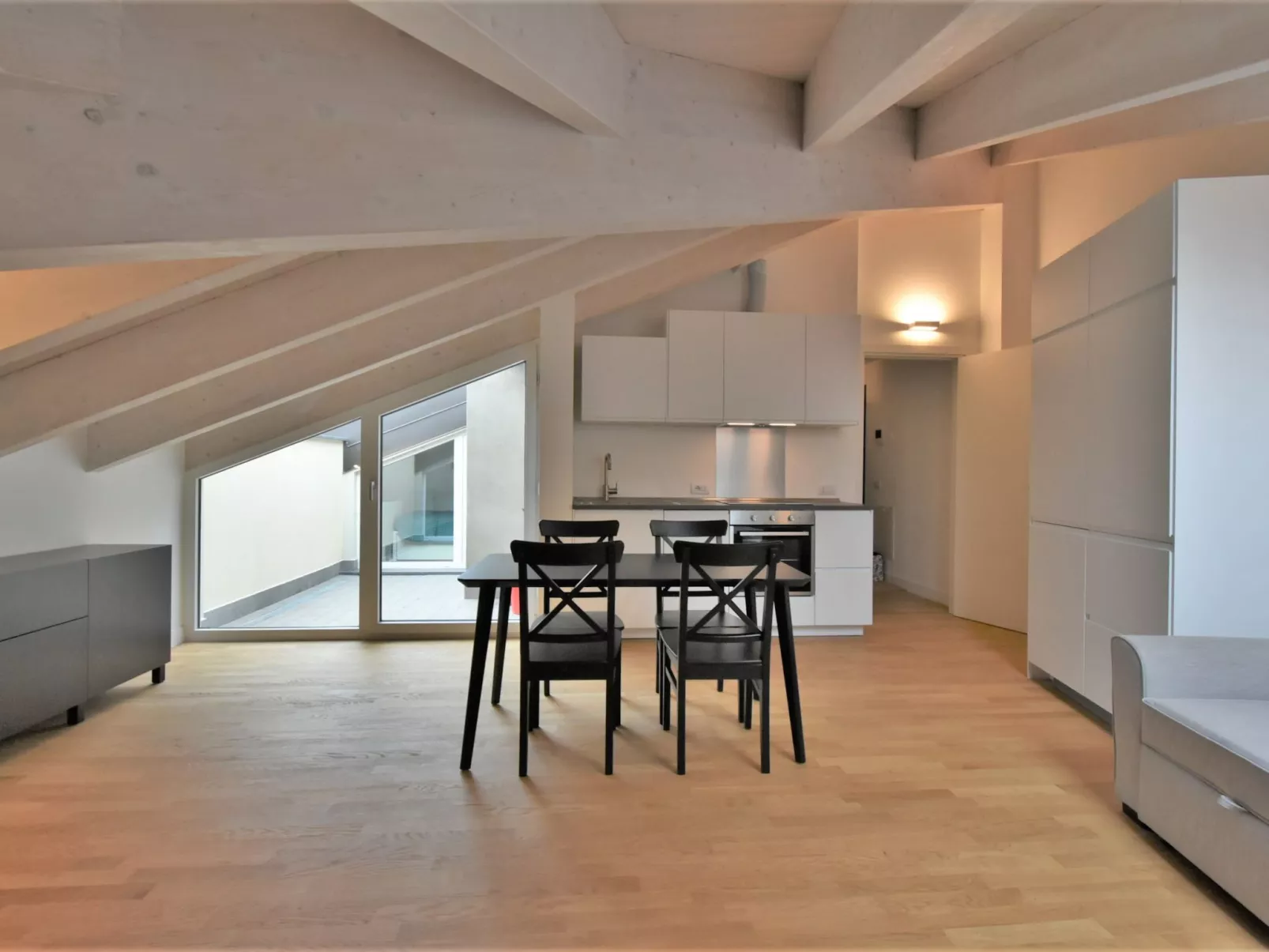 White Attic Terrace-Drinnen