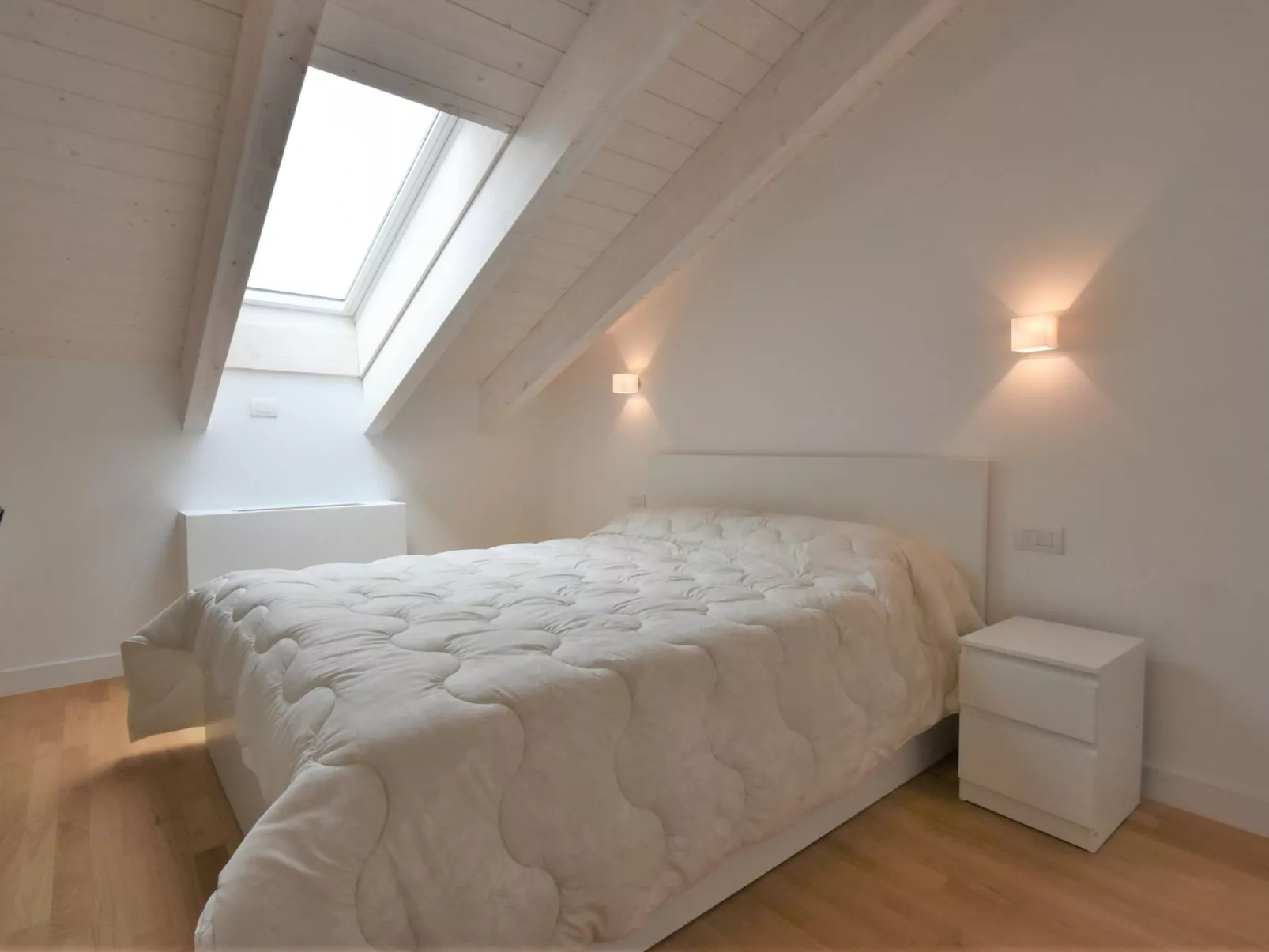 White Attic Terrace-Drinnen